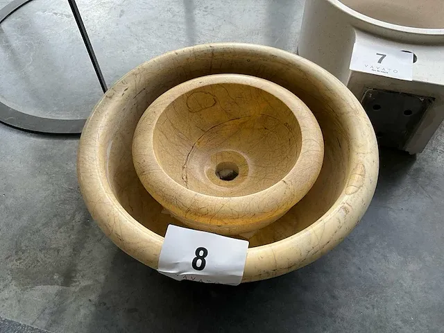 2 diverse natuurstenen waskommen - afbeelding 1 van  3