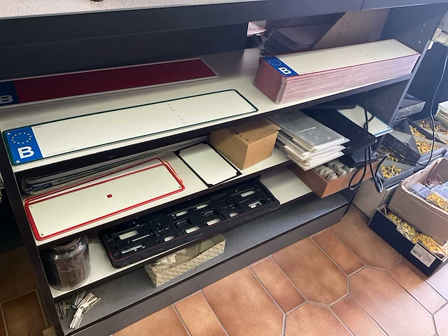 2 diverse nummerplatenpersen nn - afbeelding 8 van  10
