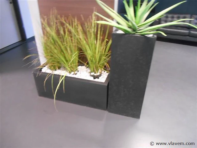 2 diverse plantenbakken - afbeelding 1 van  1