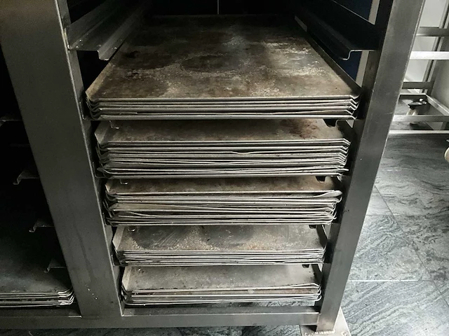 2 diverse rvs regaalwagens voorzien van 12 niveaus - afbeelding 3 van  8