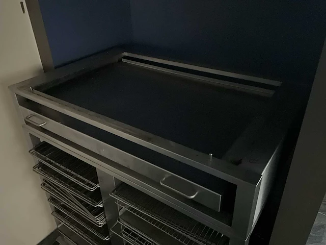 2 diverse rvs regaalwagens voorzien van 12 niveaus - afbeelding 6 van  8