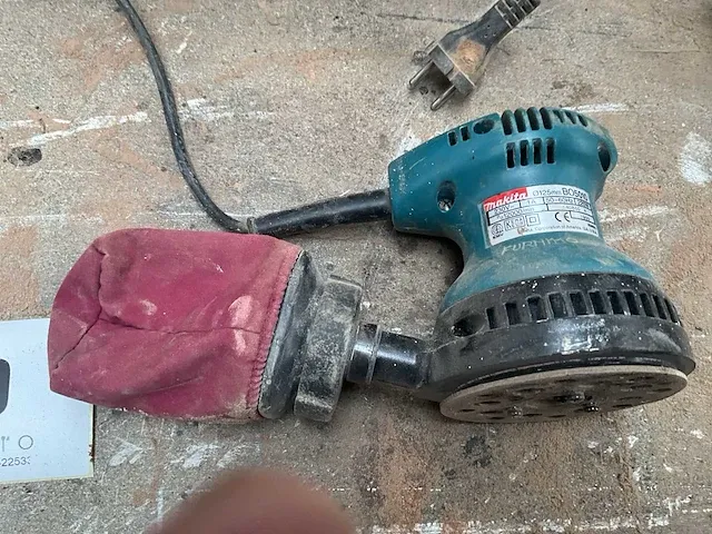 2 diverse schuurmachines makita - afbeelding 5 van  6