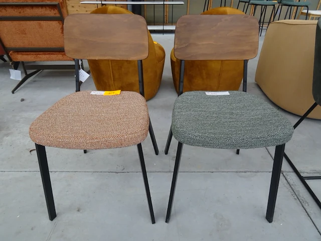 2 diverse stoelen - afbeelding 1 van  4