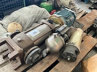 2 diverse waterpompen waaronder abb en grundfos - afbeelding 1 van  9