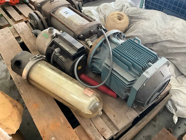 2 diverse waterpompen waaronder abb en grundfos - afbeelding 5 van  9