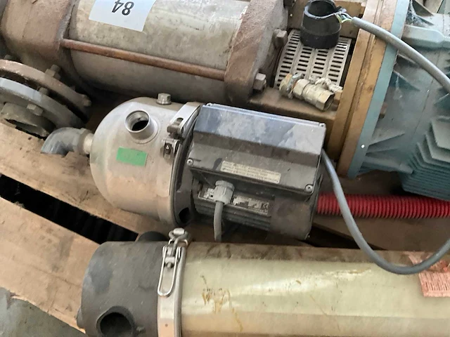 2 diverse waterpompen waaronder abb en grundfos - afbeelding 6 van  9