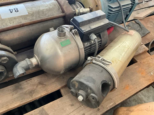 2 diverse waterpompen waaronder abb en grundfos - afbeelding 8 van  9