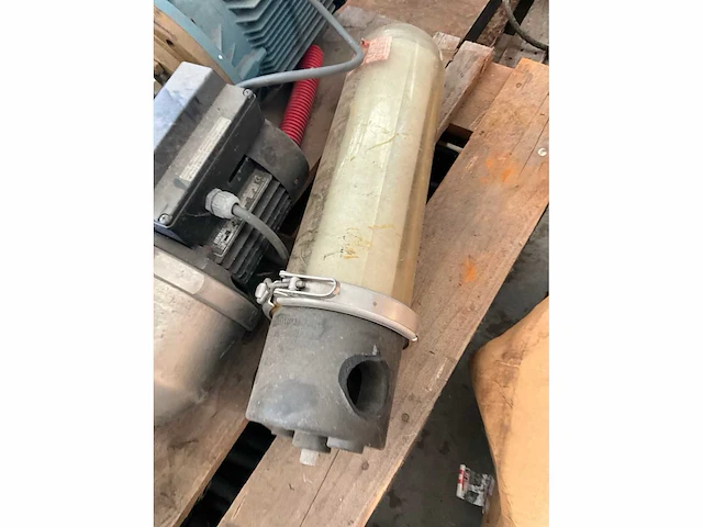 2 diverse waterpompen waaronder abb en grundfos - afbeelding 9 van  9