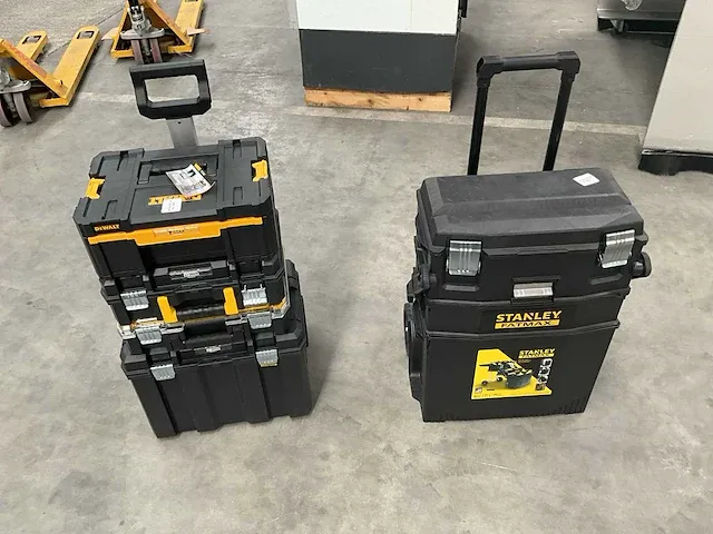 2 diverse werkkoffers/trolleys stanley, dewalt - afbeelding 1 van  12