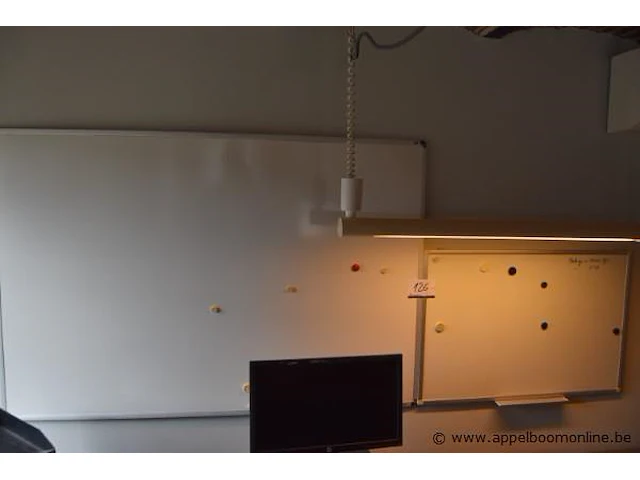 2 diverse whiteboards - afbeelding 1 van  1