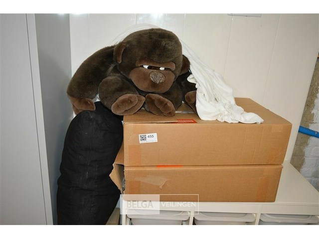 2 dozen met div stoffen en kussen - afbeelding 1 van  3