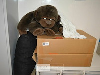 2 dozen met div stoffen en kussen - afbeelding 1 van  3