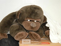 2 dozen met div stoffen en kussen - afbeelding 2 van  3