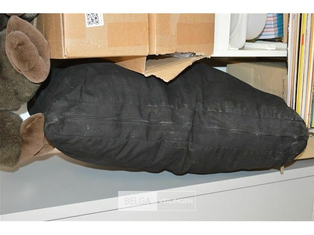 2 dozen met div stoffen en kussen - afbeelding 3 van  3