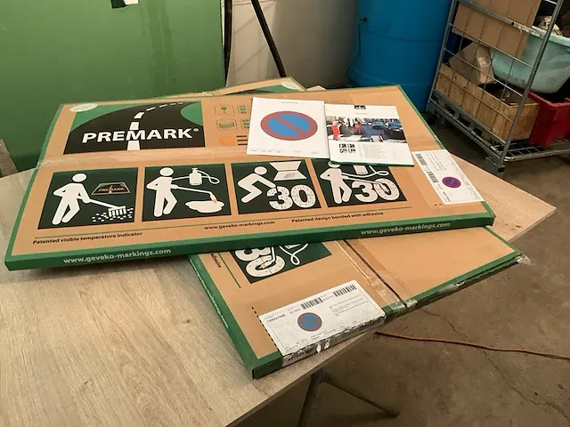 2 dozen met wegmarkering verboden parkeren - afbeelding 1 van  6