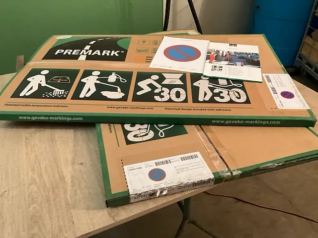 2 dozen met wegmarkering verboden parkeren - afbeelding 6 van  6