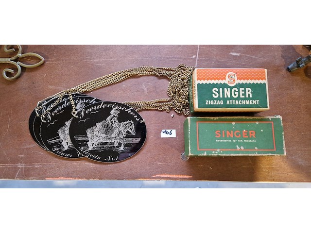 2 dozen singer en 4 embleems garnaalvissers - afbeelding 1 van  1