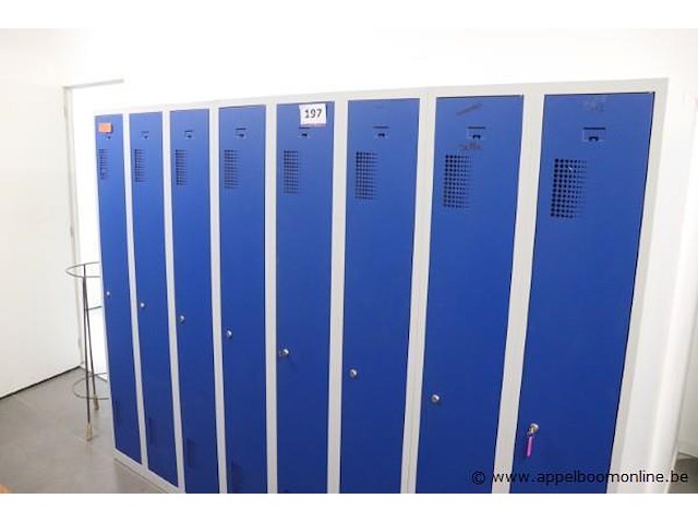 2 drievoudige en 2 tweevoudige stalen garderobekasten - afbeelding 1 van  2