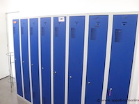 2 drievoudige en 2 tweevoudige stalen garderobekasten - afbeelding 1 van  2