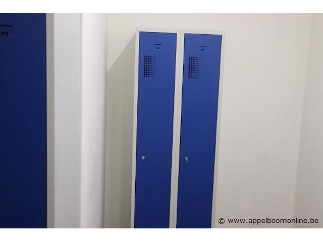 2 drievoudige en 2 tweevoudige stalen garderobekasten - afbeelding 2 van  2