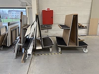 2 dubbelzijdige meubelkarren met inhoud