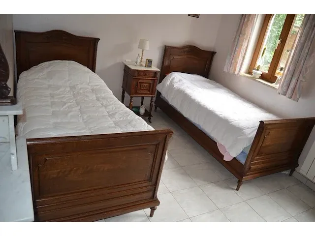 2 eenpersoonsbedden, nachtkastje 1 deur 1 lade marmeren blad, antieke kleerkast 1 deur 1 lade met spiegel , dressoir 2 deuren 2 laden marmeren blad en spiegel, 2 stoffen zetels - afbeelding 4 van  15