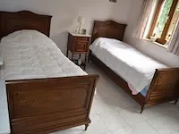 2 eenpersoonsbedden, nachtkastje 1 deur 1 lade marmeren blad, antieke kleerkast 1 deur 1 lade met spiegel , dressoir 2 deuren 2 laden marmeren blad en spiegel, 2 stoffen zetels - afbeelding 4 van  15