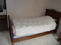 2 eenpersoonsbedden, nachtkastje 1 deur 1 lade marmeren blad, antieke kleerkast 1 deur 1 lade met spiegel , dressoir 2 deuren 2 laden marmeren blad en spiegel, 2 stoffen zetels - afbeelding 5 van  15