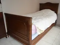 2 eenpersoonsbedden, nachtkastje 1 deur 1 lade marmeren blad, antieke kleerkast 1 deur 1 lade met spiegel , dressoir 2 deuren 2 laden marmeren blad en spiegel, 2 stoffen zetels - afbeelding 6 van  15