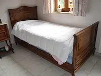 2 eenpersoonsbedden, nachtkastje 1 deur 1 lade marmeren blad, antieke kleerkast 1 deur 1 lade met spiegel , dressoir 2 deuren 2 laden marmeren blad en spiegel, 2 stoffen zetels - afbeelding 7 van  15