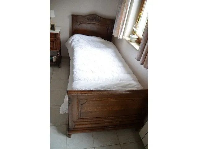 2 eenpersoonsbedden, nachtkastje 1 deur 1 lade marmeren blad, antieke kleerkast 1 deur 1 lade met spiegel , dressoir 2 deuren 2 laden marmeren blad en spiegel, 2 stoffen zetels - afbeelding 8 van  15