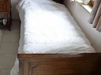 2 eenpersoonsbedden, nachtkastje 1 deur 1 lade marmeren blad, antieke kleerkast 1 deur 1 lade met spiegel , dressoir 2 deuren 2 laden marmeren blad en spiegel, 2 stoffen zetels - afbeelding 8 van  15
