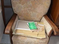 2 eenpersoonsbedden, nachtkastje 1 deur 1 lade marmeren blad, antieke kleerkast 1 deur 1 lade met spiegel , dressoir 2 deuren 2 laden marmeren blad en spiegel, 2 stoffen zetels - afbeelding 12 van  15