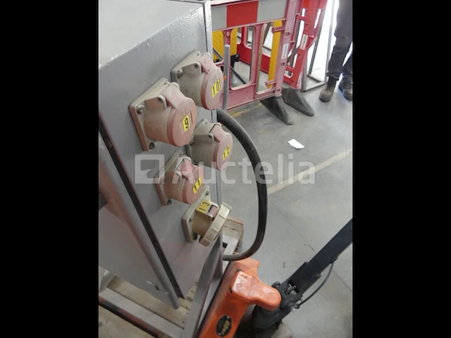 2 elektrische kasten op de bouwplaats - afbeelding 8 van  8