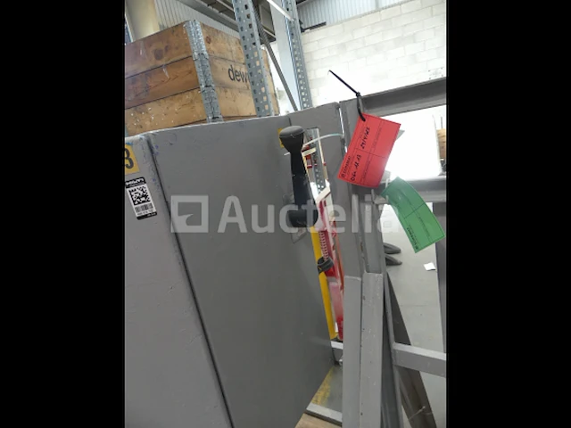 2 elektrische kasten op de bouwplaats - afbeelding 1 van  8