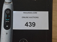 2 elektrische tandenborstels braun oral b io series 10 stardust white (b435) - afbeelding 2 van  5