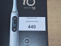 2 elektrische tandenborstels braun oral b io series 10 stardust white (b435) - afbeelding 2 van  5