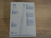 2 elektrische tandenborstels braun oral b io series 4s quite white (b435) - afbeelding 4 van  4
