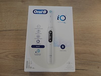 2 elektrische tandenborstels braun oral b io series 6s white (b435) - afbeelding 1 van  5
