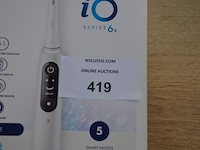 2 elektrische tandenborstels braun oral b io series 6s white (b435) - afbeelding 2 van  5