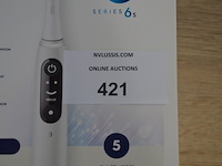 2 elektrische tandenborstels braun oral b io series 6s white (b435) - afbeelding 2 van  5