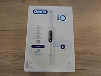2 elektrische tandenborstels braun oral b io series 6s white (b435) - afbeelding 1 van  5