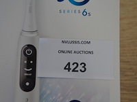 2 elektrische tandenborstels braun oral b io series 6s white (b435) - afbeelding 2 van  5