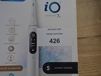 2 elektrische tandenborstels braun oral b io series 7s white alabaster (b435) - afbeelding 2 van  4