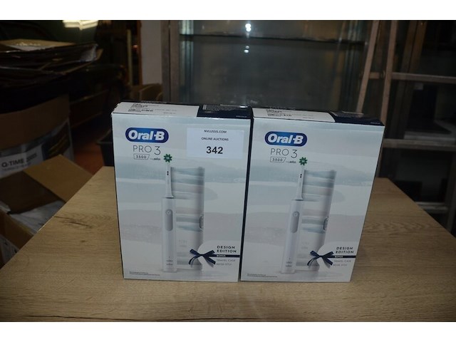 2 elektrische tandenborstels braun oral b pro 3 3500 design edition striking grey (b435) - afbeelding 1 van  3