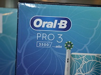 2 elektrische tandenborstels braun oral b pro 3 3500 design edition white (b435) - afbeelding 4 van  5
