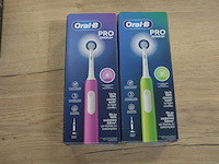 2 elektrische tandenborstels braun oral b pro junior 6+ purple and green (b435) - afbeelding 1 van  5