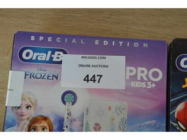 2 elektrische tandenborstels braun oral b pro kids 3+ special edition frozen and spiderman (b435) - afbeelding 2 van  6