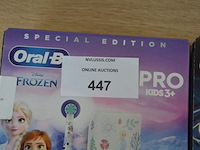 2 elektrische tandenborstels braun oral b pro kids 3+ special edition frozen and spiderman (b435) - afbeelding 2 van  6