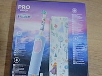 2 elektrische tandenborstels braun oral b pro kids 3+ special edition frozen and spiderman (b435) - afbeelding 4 van  4